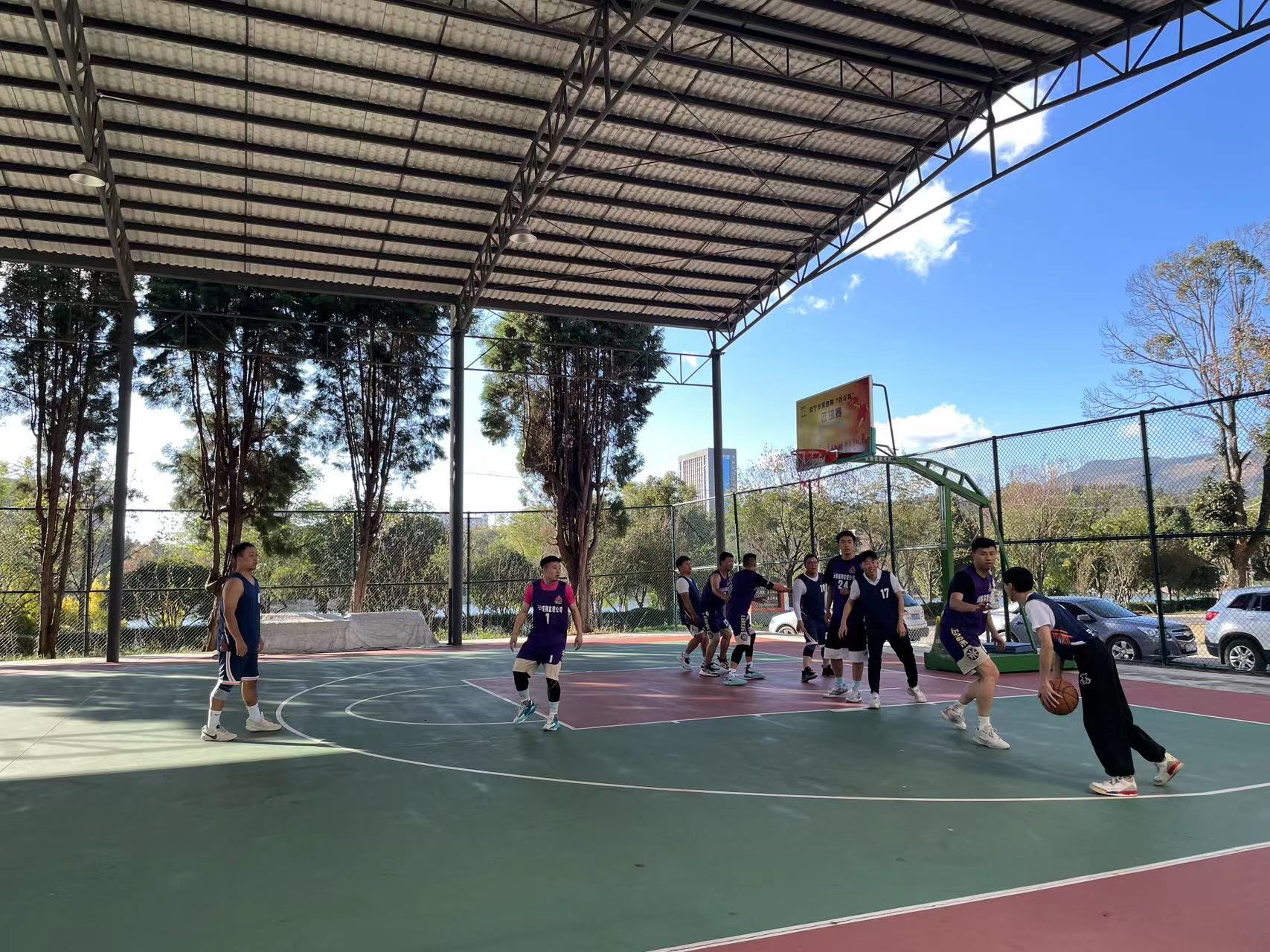 迎“籃”而上 熱血拼搏 ——盛翔籃球隊與興育、職教聯(lián)隊開展籃球友誼賽