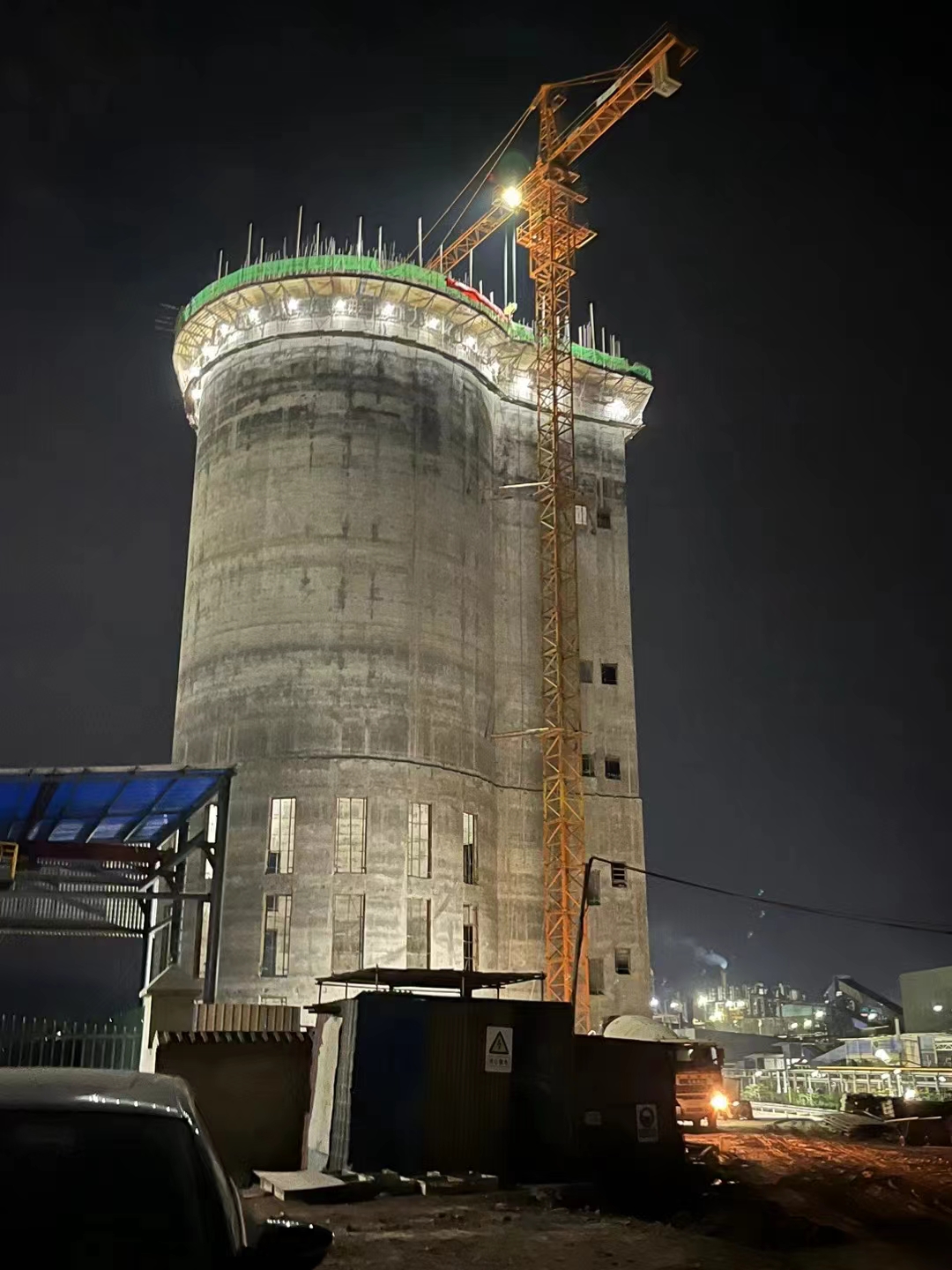 云南祥豐石化有限公司年產(chǎn)30萬噸新型高塔混肥項(xiàng)目復(fù)合肥高塔造粒塔封頂