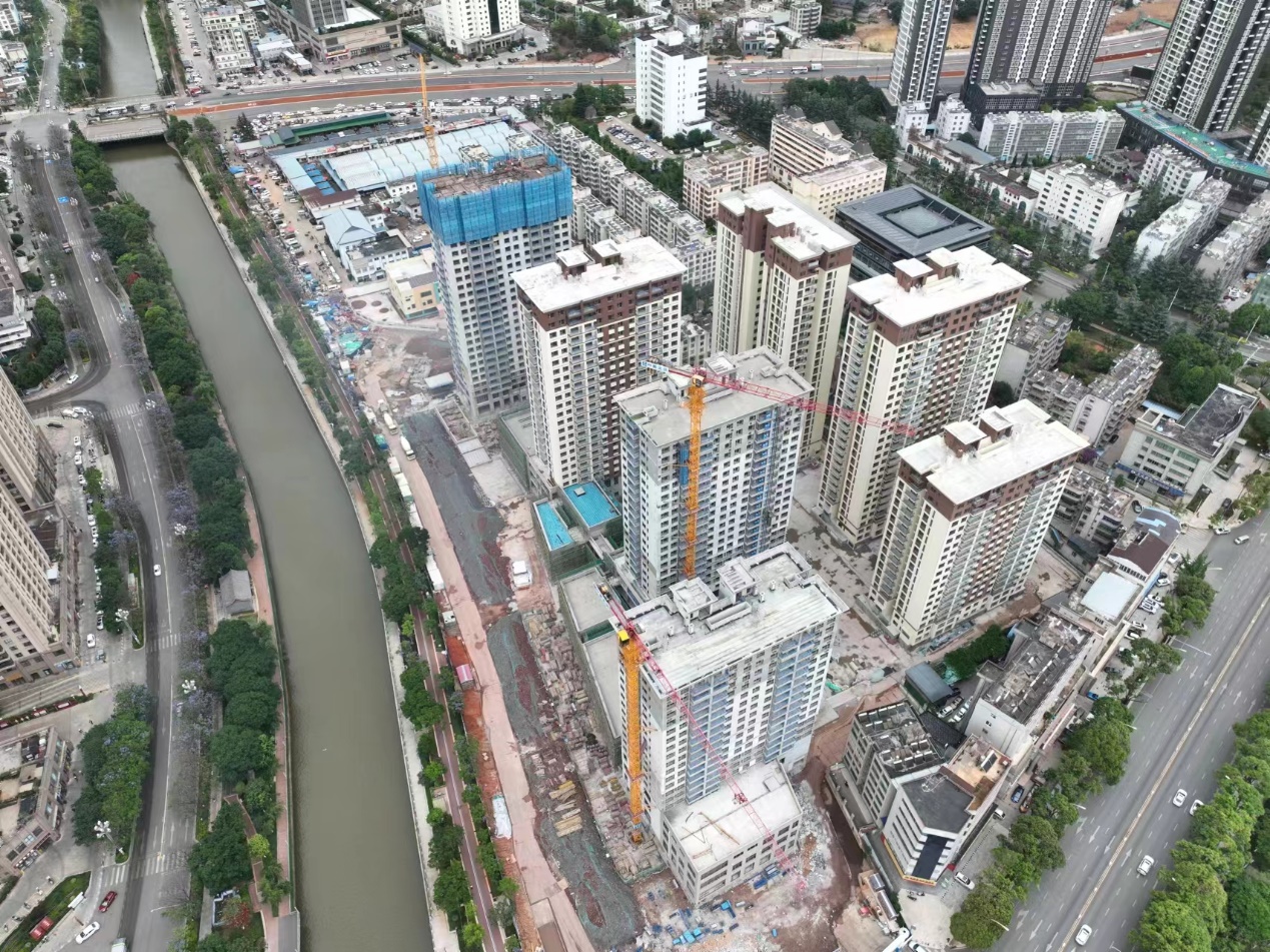 安寧市官廂街更新改造工程項(xiàng)目主體結(jié)構(gòu)全部封頂