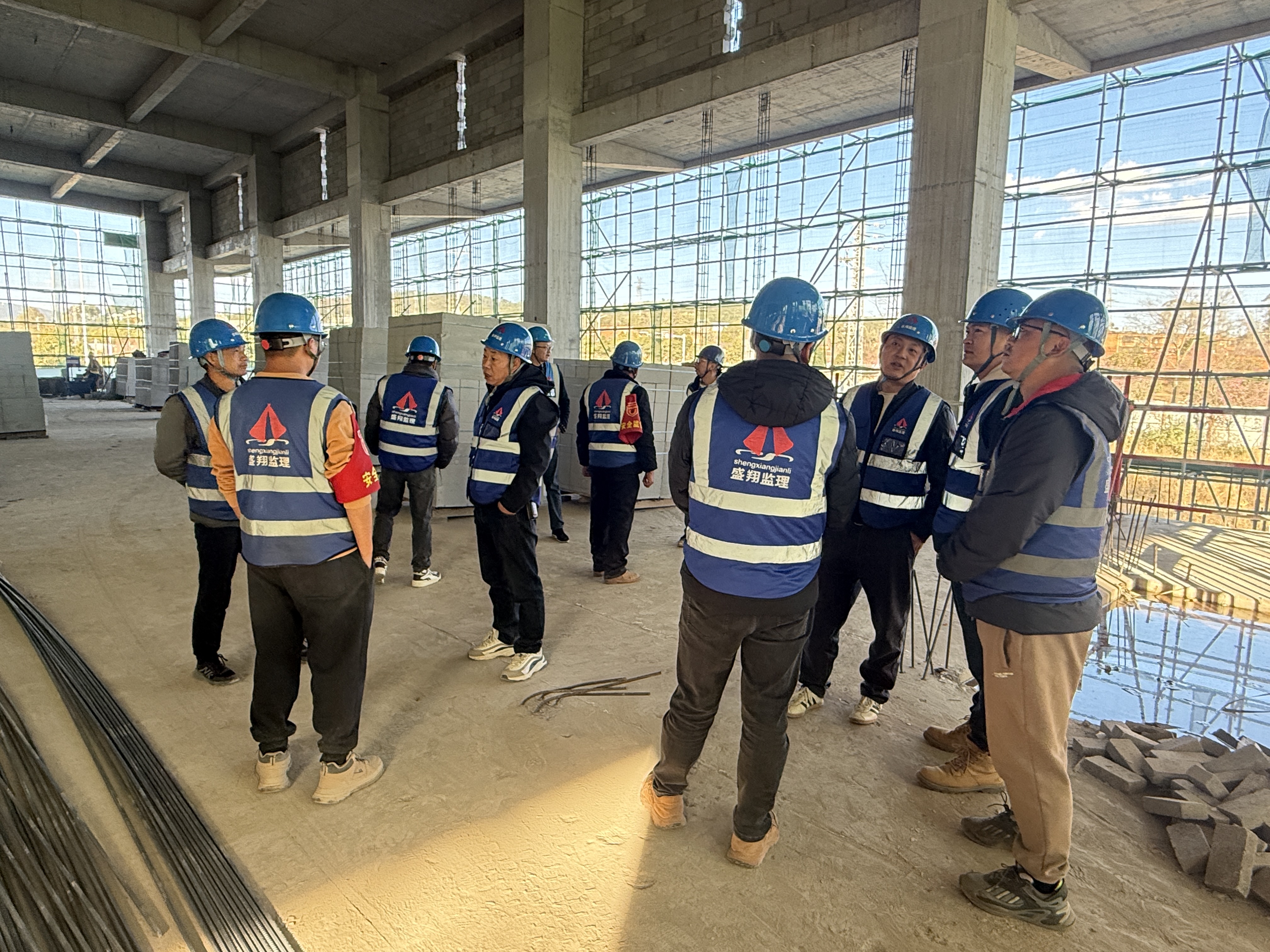 聚焦超高支模難題 共探安全施工之道 ——盛翔監(jiān)理公司專業(yè)組開展“承插型盤口式腳手架高支?！庇^摩探討活動