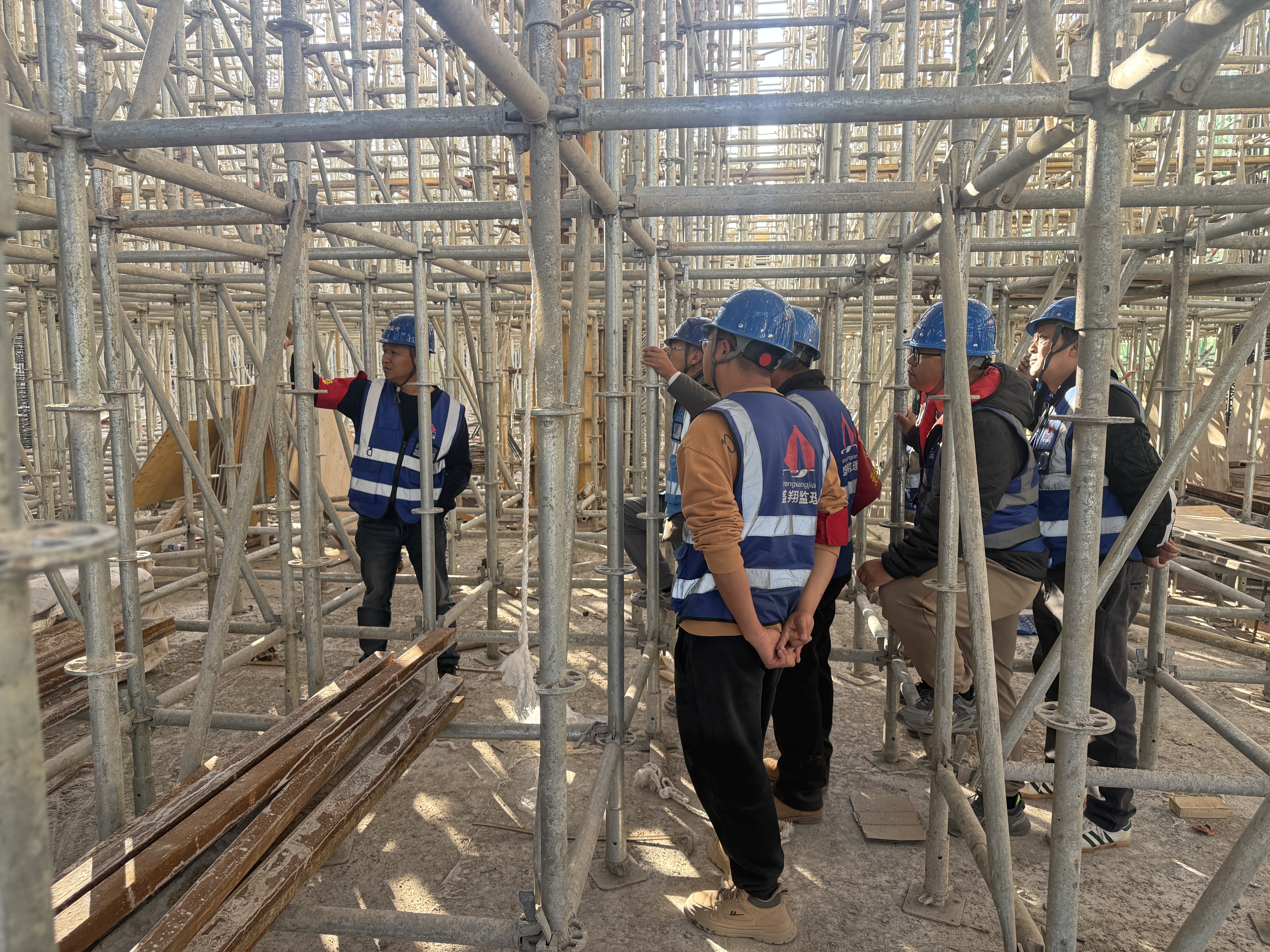 聚焦超高支模難題 共探安全施工之道 ——盛翔監(jiān)理公司專業(yè)組開展“承插型盤口式腳手架高支模”觀摩探討活動