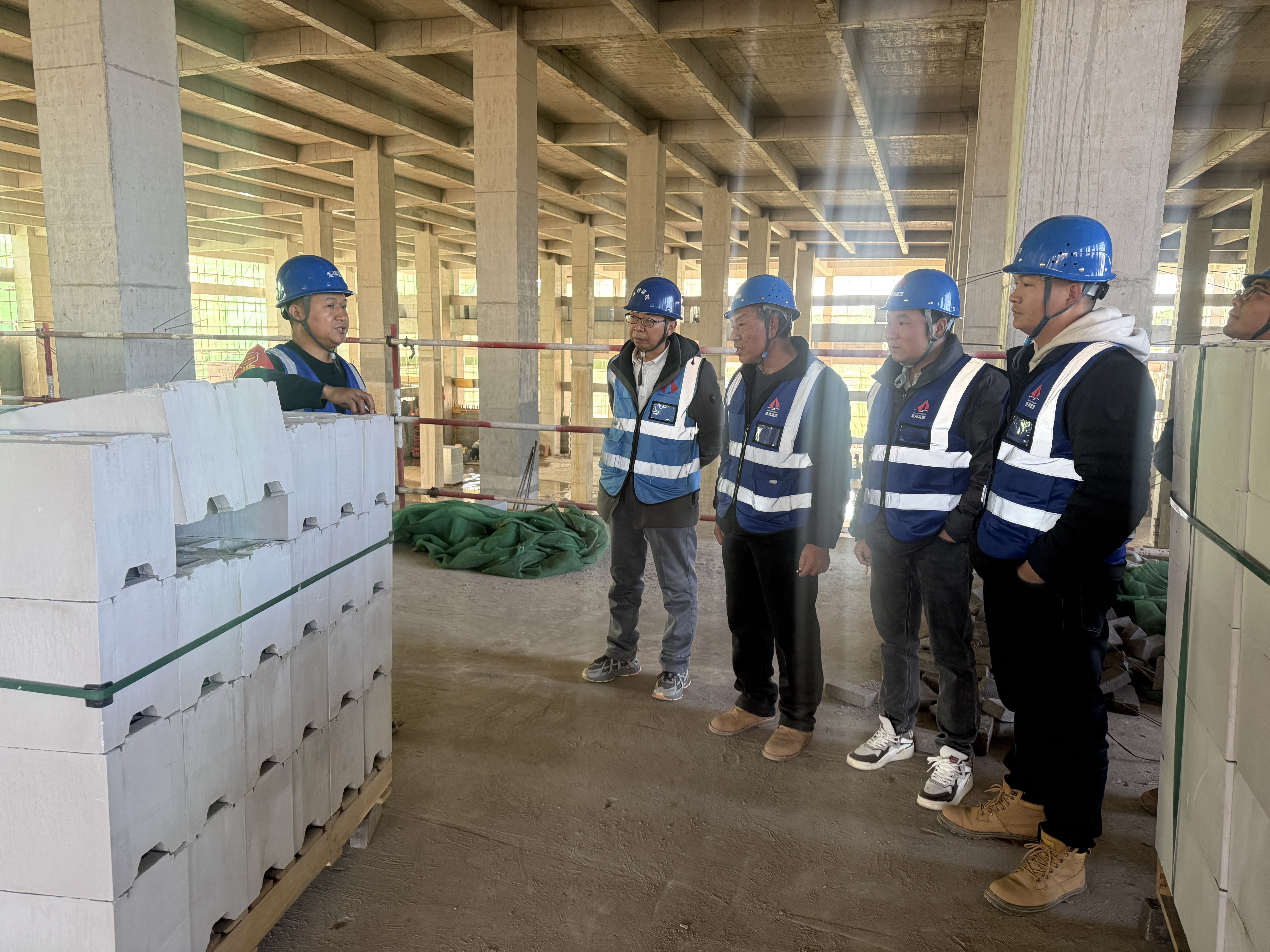 聚焦超高支模難題 共探安全施工之道 ——盛翔監(jiān)理公司專業(yè)組開展“承插型盤口式腳手架高支?！庇^摩探討活動